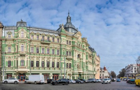 Foto de Odessa, Ucrania 16.02.2023. Edificio histórico Casa rentable de Russov en el casco antiguo de Odessa, Ucrania, en un día soleado de invierno - Imagen libre de derechos