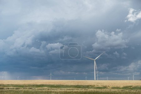 Foto de Wind turbines at a wind farm in a Kansas field - Imagen libre de derechos