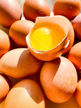Foto de Half an egg with yolk in an egg tray - Imagen libre de derechos