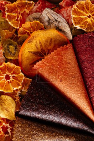 Téléchargez les photos : Healthy homemade chips from different fruits. texture. macro. - en image libre de droit