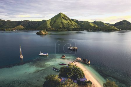 Foto de Beautiful aerial view of turquoise water with wooden pier, indonesioan - Imagen libre de derechos