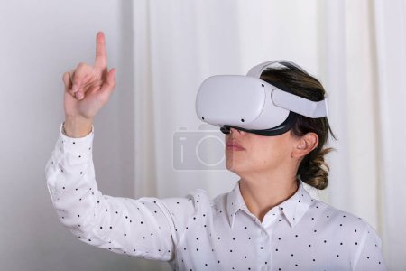 Foto de Young woman gesturing in virtual reality headset. - Imagen libre de derechos