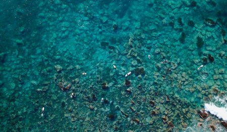 Téléchargez les photos : Vue du dessus des Surfeurs se relaxant sur l'eau bleue de l'océan - en image libre de droit