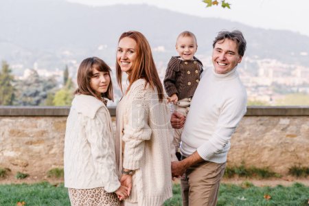 Téléchargez les photos : Une jeune famille avec deux enfants dans un point de vue de Bergame, Italie - en image libre de droit