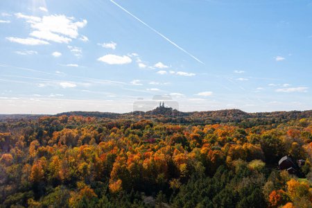 Téléchargez les photos : Trees turn beautiful colors in fall near Hubertus, Wisconsin. Located on 435 acres of glorious scenery on the highest elevation in Southeastern Wisconsin, Holy Hill is a destination for those looking to celebrate their faith in a sacred place of peac - en image libre de droit