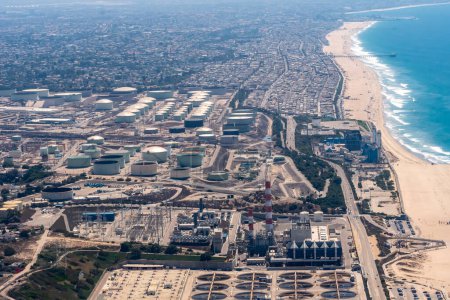Téléchargez les photos : Vue aérienne de l'usine de récupération d'eau Hyperion et de la plage - en image libre de droit