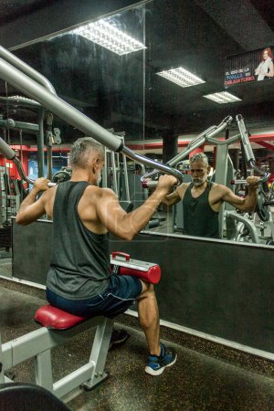 Téléchargez les photos : Attractive mature man training in the gym - en image libre de droit