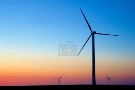 Téléchargez les photos : Silhouettes of a group of wind turbines at sunrise. - en image libre de droit