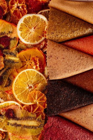 Téléchargez les photos : Chips maison saine à partir de différents fruits. texture. macro. - en image libre de droit