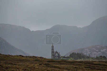 Foto de Church among high hills in Ireland - Imagen libre de derechos