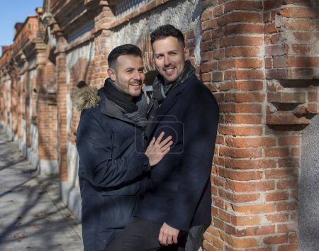 Foto de Un retrato de feliz pareja gay al aire libre - Imagen libre de derechos