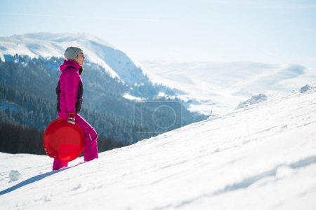 Téléchargez les photos : Debout fille en journée ensoleillée pendant l'hiver dans la montagne - en image libre de droit