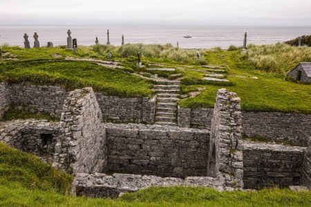 Téléchargez les photos : Cemetery and ruins on Arens Island, Ireland - en image libre de droit