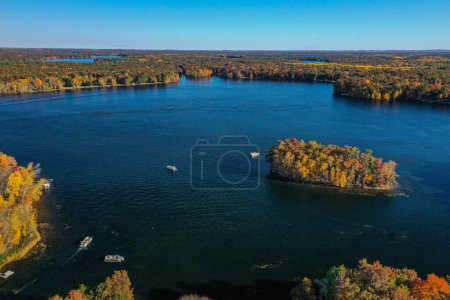 Téléchargez les photos : Aerial view of Legend Lake in Menominee County, Wisconsin. Legend Lake is a 1304 acre lake it has a maximum depth of 74 feet. Fish include Largemouth Bass and Northern Pike. - en image libre de droit