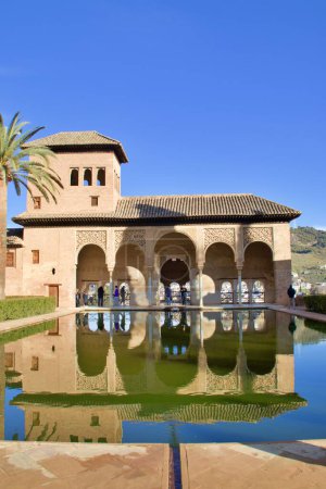 Foto de Reflection of the Andalusian palace on the patio fountain - Imagen libre de derechos