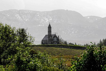 Foto de Church among hills in Northern Ireland - Imagen libre de derechos