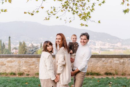 Foto de Una familia joven con dos hijos en un punto de vista de Bérgamo, Italia - Imagen libre de derechos