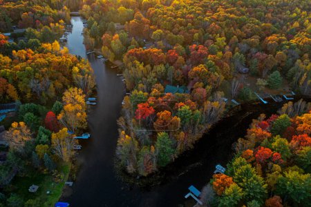 Téléchargez les photos : Aerial view of Legend Lake in Menominee County, Wisconsin. Legend Lake is a 1304 acre lake it has a maximum depth of 74 feet. Fish include Largemouth Bass and Northern Pike. - en image libre de droit