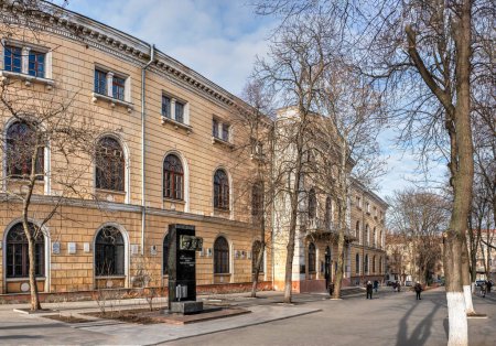 Téléchargez les photos : Odessa, Ukraine 16.02.2023. Bâtiment historique de l'Université nationale Mechnikov dans la vieille ville d'Odessa, en Ukraine, par une journée ensoleillée d'hiver - en image libre de droit