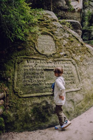 Foto de Niño en Adrspach-Teplice Rocas, aventura de la naturaleza - Imagen libre de derechos