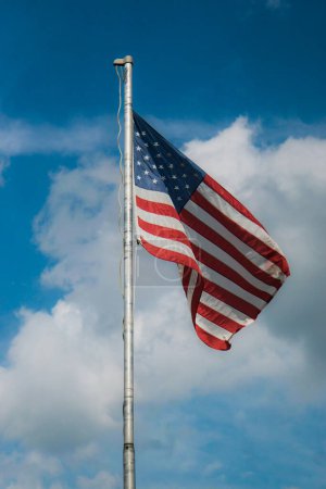Téléchargez les photos : Drapeau américain soufflant dans le vent - en image libre de droit