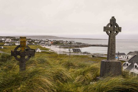 Téléchargez les photos : Celtic cross on small island town in Ireland - en image libre de droit