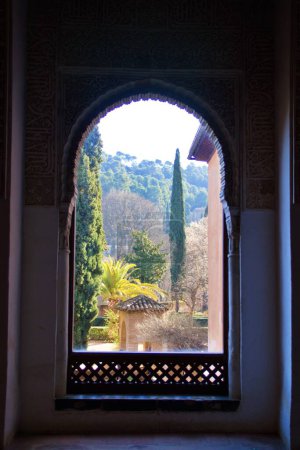 Foto de Vistas desde la ventana de estilo árabe al jardín - Imagen libre de derechos