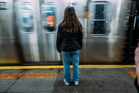 Téléchargez les photos : Adolescent fille en attente pour métro train - en image libre de droit