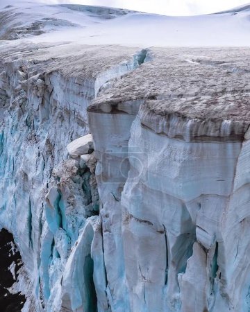 Téléchargez les photos : Mountain glacier fissure, on the European continent - en image libre de droit