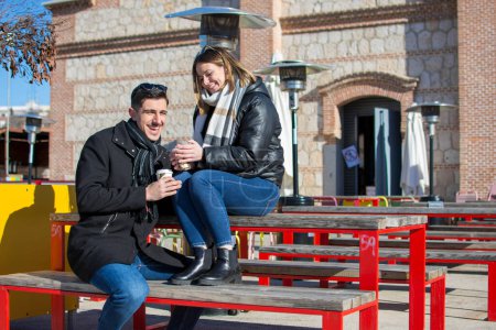Téléchargez les photos : A portrait of happy couple having fun outdoors - en image libre de droit