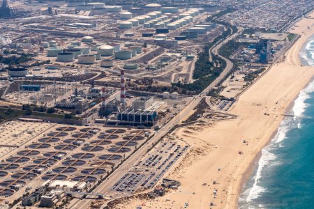 Téléchargez les photos : Vue aérienne de l'usine de récupération d'eau Hyperion et de la plage - en image libre de droit