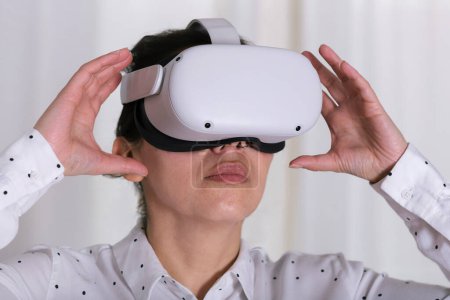 Foto de Primer plano de Businesswoman interactuando con gafas VR. - Imagen libre de derechos