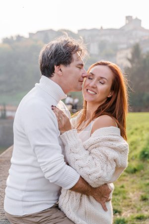 Téléchargez les photos : Un couple aimant embrassant, un homme embrasse doucement une femme - en image libre de droit