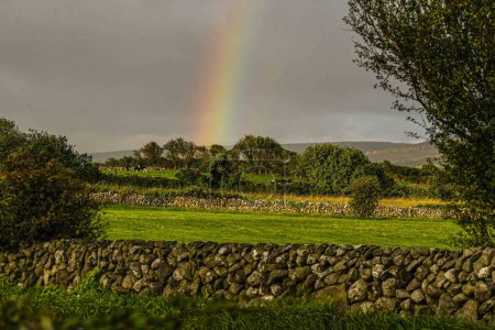 Foto de Rainbow and a field in Northern Ireland. - Imagen libre de derechos