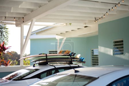Téléchargez les photos : Planches de surf sur le toit de la voiture rack prêt à l'aventure à Porto Rico - en image libre de droit