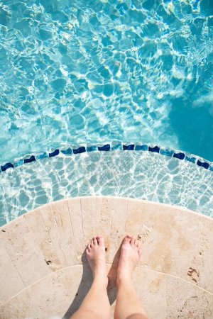 Foto de Vista en primera persona de sentirse junto a la piscina en vacaciones - Imagen libre de derechos