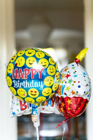 Téléchargez les photos : Anniversaire Ballons flottant dans la maison - en image libre de droit