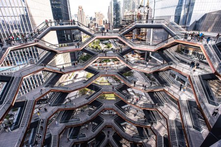 Foto de El interior de la estructura de The Vessel en Hudson Yards, Nueva York, EE.UU.. - Imagen libre de derechos