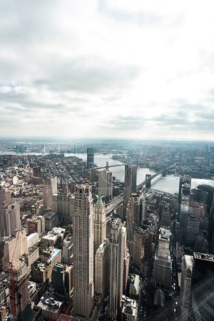 Téléchargez les photos : Vue surélevée des bâtiments et des ponts à New York, États-Unis. - en image libre de droit