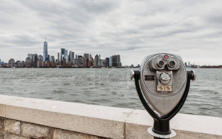 Foto de Prismáticos operados con monedas frente al horizonte y puerto de la ciudad de Nueva York. - Imagen libre de derechos