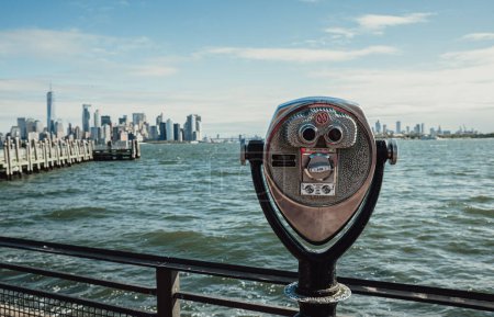 Foto de Prismáticos operados con monedas frente al horizonte y puerto de la ciudad de Nueva York. - Imagen libre de derechos