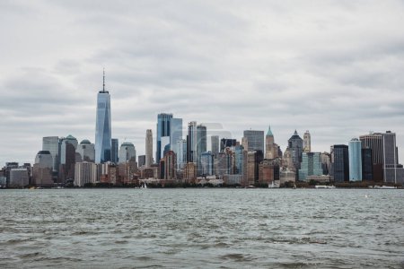 Téléchargez les photos : Vue des bâtiments de la skyline de New York prise de l'eau. - en image libre de droit
