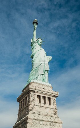 Foto de Estatua de la Libertad y pedestal contra el cielo azul en la ciudad de Nueva York. - Imagen libre de derechos