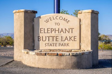 Téléchargez les photos : Elephant Butte, NM, USA - May 1, 2022: A welcoming signboard at the entry point of the park - en image libre de droit