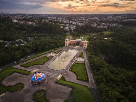 Foto de Hermosa vista aérea al atardecer a los edificios del Parque de la Ciudad de Tangu y al estanque en Curitiba, Paran, Brasil - Imagen libre de derechos