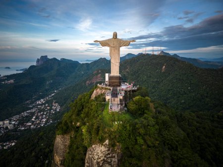 Foto de Hermosa vista del dron del amanecer a la estatua de Cristo Redentor en la cima de la montaña en Río de Janeiro, Brasil - Imagen libre de derechos