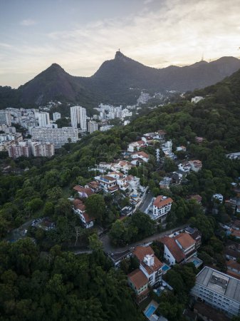Téléchargez les photos : Belle vue aérienne sur les bâtiments de la ville et les montagnes verdoyantes de la forêt tropicale de Laranjeiras, Rio de Janeiro, Brésil - en image libre de droit