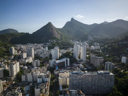Foto de Hermosa vista aérea a los edificios de la ciudad y las verdes montañas de la selva tropical de Laranjeiras, Río de Janeiro, Brasil - Imagen libre de derechos