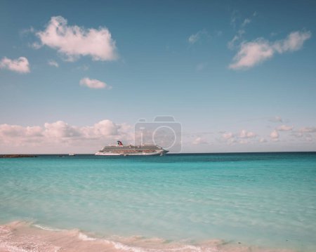 Foto de Observando un crucero en el mar - Imagen libre de derechos