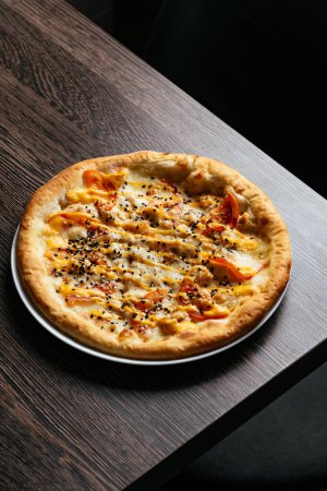 Foto de Pizza en un plato en un restaurante en la mesa - Imagen libre de derechos